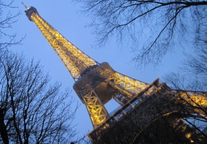 generic bad eiffel tourist shot