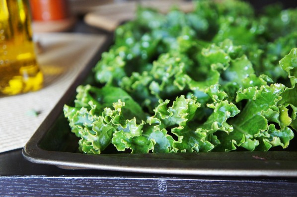 Arrange leaves in one layer to ensure crispiness | Photo by Estefania Souza.