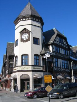 SS Pierce Clock Tower | By Gkullberg (Own work) [CC-BY-SA-3.0 (http://creativecommons.org/licenses/by-sa/3.0) or GFDL (http://www.gnu.org/copyleft/fdl.html)], via Wikimedia Commons