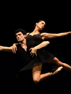 Boston Ballet performing Jose Martinez's "Resonance" on the BU Stage. | Photo curtsey of Yu-Ching Chang. 